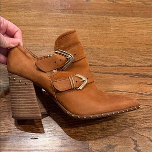 Gianni Bini studded ankle booties in brown leather featuring buckled straps 8.5